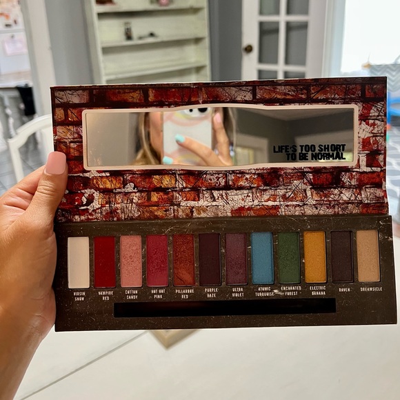 Amplified Eyeshadow Pallet - Picture 2 of 2